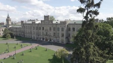 Kyiv 'in mimarisi. Ukrayna. Kyiv Politeknik Enstitüsü. Hava görüntüsü. Yavaş çekim, gri, düz