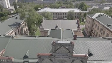 Kyiv 'in mimarisi. Ukrayna. Kyiv Politeknik Enstitüsü. Hava görüntüsü. Yavaş çekim, gri, düz