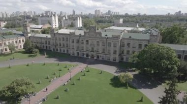 Kyiv 'in mimarisi. Ukrayna. Kyiv Politeknik Enstitüsü. Hava görüntüsü. Yavaş çekim, gri, düz