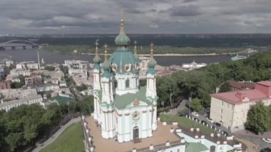 Kyiv 'in mimarisi. Ukrayna. St. Andrews Kilisesi. Havadan. Yavaş çekim, gri, düz