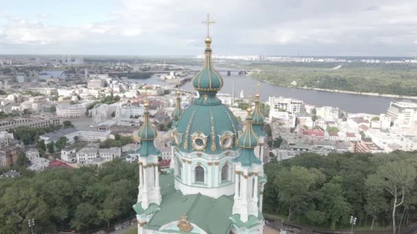 De architectuur van Kiev. Oekraïne. St. Andrews Kerk. Luchtfoto. Langzame beweging, grijs, plat — Stockvideo