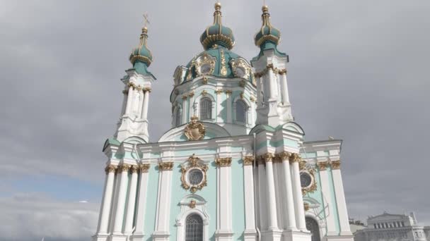 De architectuur van Kiev. Oekraïne. St. Andrews Kerk. Luchtfoto. Langzame beweging, grijs, plat — Stockvideo