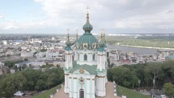 La arquitectura de Kiev. Ucrania. Iglesia de St. Andrews. Aérea. Movimiento lento, gris, plano — Vídeos de Stock