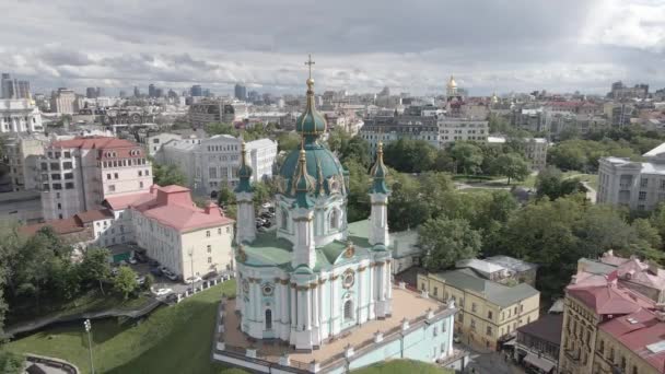 De architectuur van Kiev. Oekraïne. St. Andrews Kerk. Luchtfoto. Langzame beweging, grijs, plat — Stockvideo