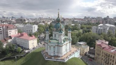 Kyiv 'in mimarisi. Ukrayna. St. Andrews Kilisesi. Havadan. Yavaş çekim, gri, düz