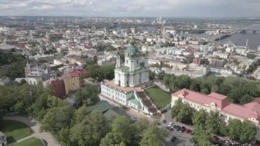 Kyiv 'in mimarisi. Ukrayna. St. Andrews Kilisesi. Havadan. Yavaş çekim, gri, düz