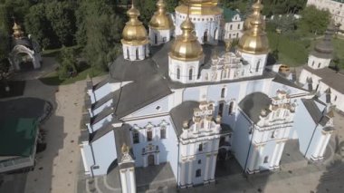 Kyiv 'in mimarisi. Ukrayna: Aziz Michaels Altın Kubbe Manastırı. Hava görüntüsü. Ağır çekim. Düz, gri