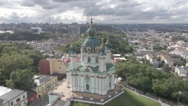 De architectuur van Kiev. Oekraïne. St. Andrews Kerk. Luchtfoto. Langzame beweging, grijs, plat — Stockvideo