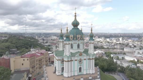 Architektura Kyjeva. Ukrajina. Kostel sv. Andrewse. Letecký. Zpomalený pohyb, šedý, plochý — Stock video