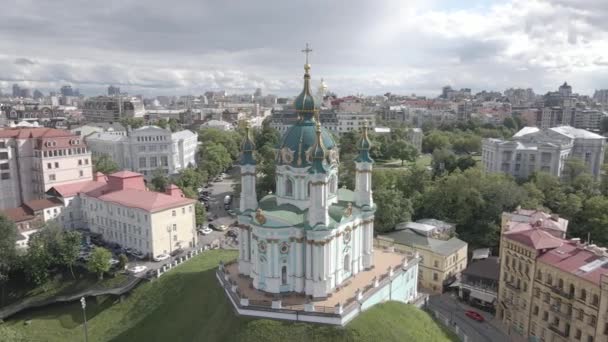 Die Architektur von Kiew. Ukraine. Andreaskirche. Antenne. Zeitlupe, grau, flach — Stockvideo