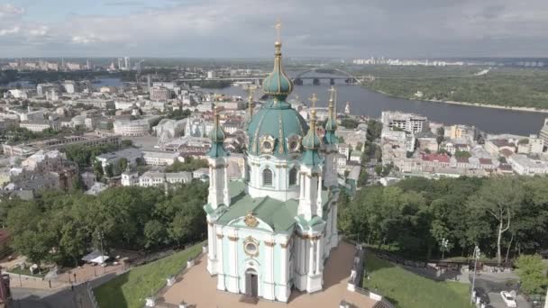 Kyiv 의 건축. 우크라이나. 세인트 앤드루스 교회. 공중에서 요. 슬로우 모션, 회색, 납작 — 비디오