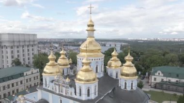 Kyiv 'in mimarisi. Ukrayna: Aziz Michaels Altın Kubbe Manastırı. Hava görüntüsü. Ağır çekim. Düz, gri