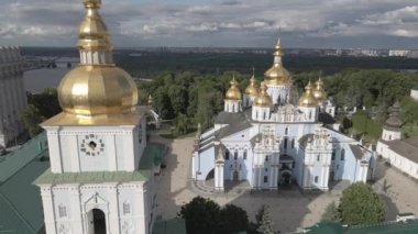 Kyiv 'in mimarisi. Ukrayna: Aziz Michaels Altın Kubbe Manastırı. Hava görüntüsü. Ağır çekim. Düz, gri