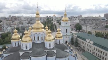 Kyiv 'in mimarisi. Ukrayna: Aziz Michaels Altın Kubbe Manastırı. Hava görüntüsü. Ağır çekim. Düz, gri