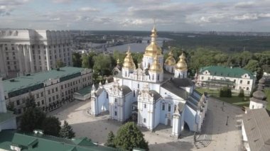 Kyiv 'in mimarisi. Ukrayna: Aziz Michaels Altın Kubbe Manastırı. Hava görüntüsü. Ağır çekim. Düz, gri