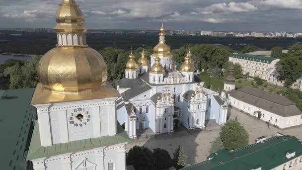 La arquitectura de Kiev. Ucrania: St. Michaels Golden-Domed Monastery. Vista aérea. En cámara lenta. Plano, gris — Vídeos de Stock