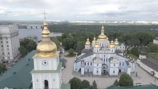 Architektura Kijowa. Ukraina: Klasztor Św. Michała Złotej Kopuły. Widok z lotu ptaka. Zwolnij trochę. Płaska, szara — Wideo stockowe