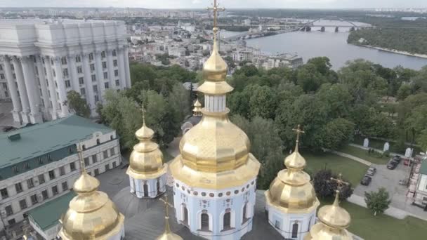 キエフの建築。ウクライナ:セントマイケルズ黄金ドーム修道院。空中展望。スローモーション。平らで灰色 — ストック動画