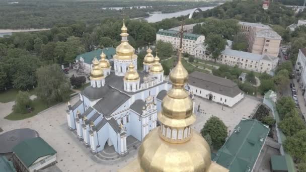 基辅的建筑。乌克兰：St. Michaels Golden-Domed Monastery 。空中风景。慢动作平坦，灰色 — 图库视频影像