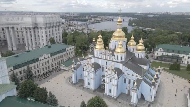 A arquitetura de Kiev. Ucrânia: St. Michaels Golden-Domed Monastery. Vista aérea. Movimento lento. Plano, cinzento — Vídeo de Stock