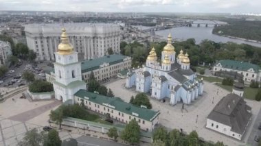 Kyiv 'in mimarisi. Ukrayna: Aziz Michaels Altın Kubbe Manastırı. Hava görüntüsü. Ağır çekim. Düz, gri
