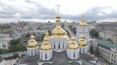 Kyiv 'in mimarisi. Ukrayna: Aziz Michaels Altın Kubbe Manastırı. Hava görüntüsü. Ağır çekim. Düz, gri