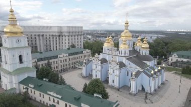 Kyiv 'in mimarisi. Ukrayna: Aziz Michaels Altın Kubbe Manastırı. Hava görüntüsü. Ağır çekim. Düz, gri