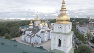 Kyiv 'in mimarisi. Ukrayna: Aziz Michaels Altın Kubbe Manastırı. Hava görüntüsü. Ağır çekim. Düz, gri