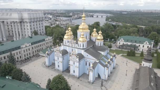 La arquitectura de Kiev. Ucrania: St. Michaels Golden-Domed Monastery. Vista aérea. En cámara lenta. Plano, gris — Vídeo de stock