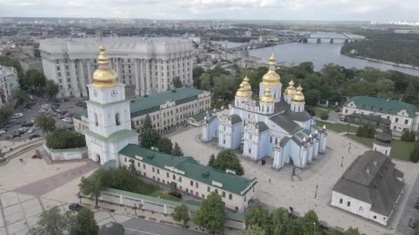 基辅的建筑。乌克兰：St. Michaels Golden-Domed Monastery 。空中风景。慢动作平坦，灰色 — 图库视频影像