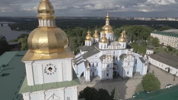 Kyiv 'in mimarisi. Ukrayna: Aziz Michaels Altın Kubbe Manastırı. Hava görüntüsü. Ağır çekim. Düz, gri — Stok video