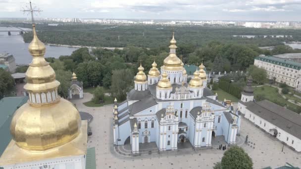 Η αρχιτεκτονική του Κίεβο. Ουκρανία: Μονή Αγίου Μιχαήλ με χρυσή κυριαρχία. Αεροφωτογραφία. Αργή κίνηση. Επίπεδο, γκρι — Αρχείο Βίντεο