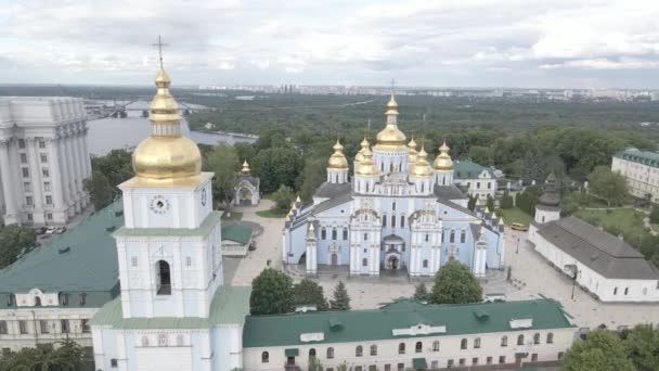 Kyiv 의 건축. 우크라이나 : St. Michaels Golden-Domed Monastery. 공중에서 본 모습. 느린 동작. 평평 한 회색 — 비디오