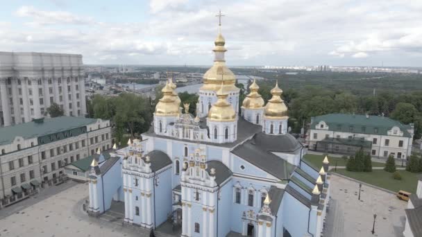 A arquitetura de Kiev. Ucrânia: St. Michaels Golden-Domed Monastery. Vista aérea. Movimento lento. Plano, cinzento — Vídeo de Stock