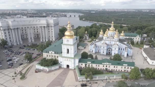 L'architettura di Kiev. Ucraina: Monastero di San Michele a cupola d'oro. Vista aerea. Al rallentatore. Piatto, grigio — Video Stock