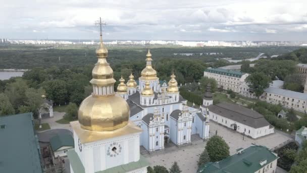 Kijev építészete. Ukrajna: Szent Mihály aranykupolás kolostor. Légi felvétel. Lassú mozgás. Lapos, szürke — Stock videók