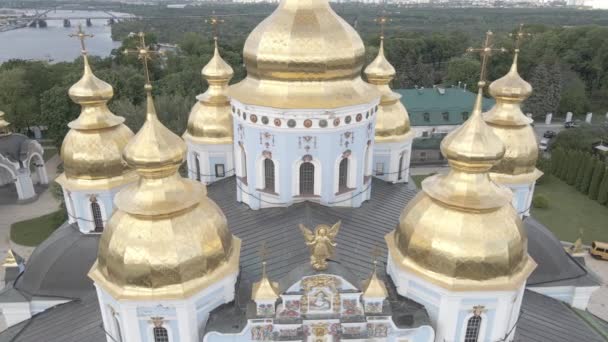 Kyiv 'in mimarisi. Ukrayna: Aziz Michaels Altın Kubbe Manastırı. Hava görüntüsü. Ağır çekim. Düz, gri — Stok video