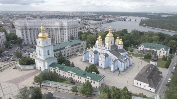 De architectuur van Kiev. Oekraïne: St. Michaels Golden-Domed klooster. Luchtfoto 's. Langzame beweging. Vlak, grijs — Stockvideo