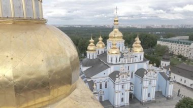 Kyiv 'in mimarisi. Ukrayna: Aziz Michaels Altın Kubbe Manastırı. Hava görüntüsü. Ağır çekim. Düz, gri