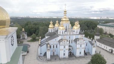 Kyiv 'in mimarisi. Ukrayna: Aziz Michaels Altın Kubbe Manastırı. Hava görüntüsü. Ağır çekim. Düz, gri