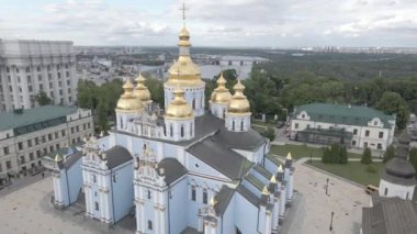Kyiv 'in mimarisi. Ukrayna: Aziz Michaels Altın Kubbe Manastırı. Hava görüntüsü. Ağır çekim. Düz, gri