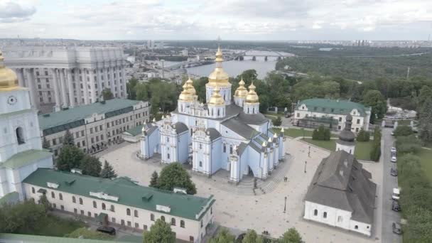 A arquitetura de Kiev. Ucrânia: St. Michaels Golden-Domed Monastery. Vista aérea. Movimento lento. Plano, cinzento — Vídeo de Stock