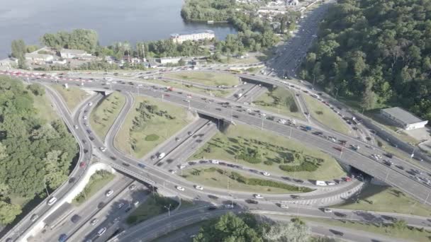 Le auto viaggiano sulla strada. Al rallentatore. Kiev. Ucraina. Aerea, grigia, piatta — Video Stock