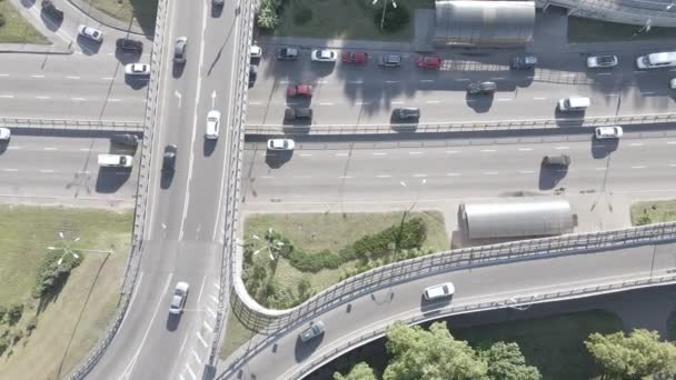 Autos fahren auf der Straße. Zeitlupe. Kiew. Ukraine. Luft, grau, flach — Stockvideo