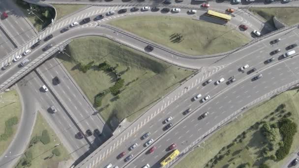 Autos fahren auf der Straße. Zeitlupe. Kiew. Ukraine. Luft, grau, flach — Stockvideo