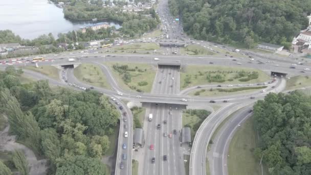 Los coches viajan por la carretera. En cámara lenta. Kiev. Ucrania. Aérea, gris, plana — Vídeos de Stock