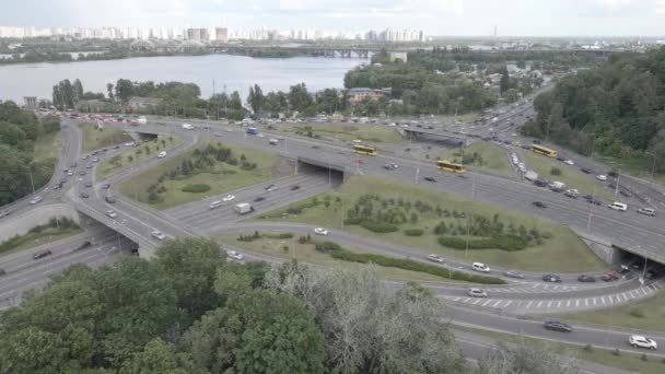 Los coches viajan por la carretera. En cámara lenta. Kiev. Ucrania. Aérea, gris, plana — Vídeo de stock