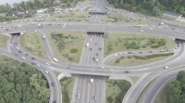 Arabalar yolda gidiyor. Ağır çekim. Kyiv. Ukrayna. Hava, gri, düz