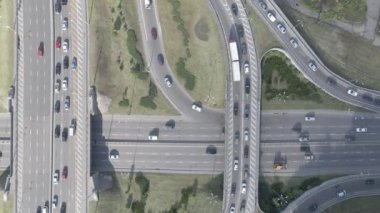 Arabalar yolda gidiyor. Ağır çekim. Kyiv. Ukrayna. Hava, gri, düz