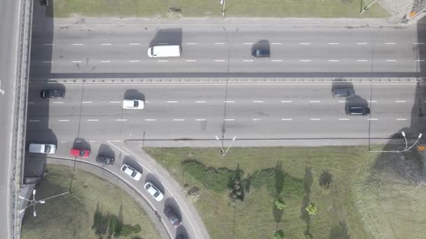 Auto 's rijden op de weg. Langzame beweging. Kiev. Oekraïne. Luchtfoto, grijs, plat — Stockvideo